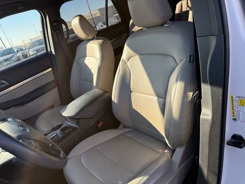 Used 2019 Ford Explorer XLT w/ Equipment Group 202A image 8