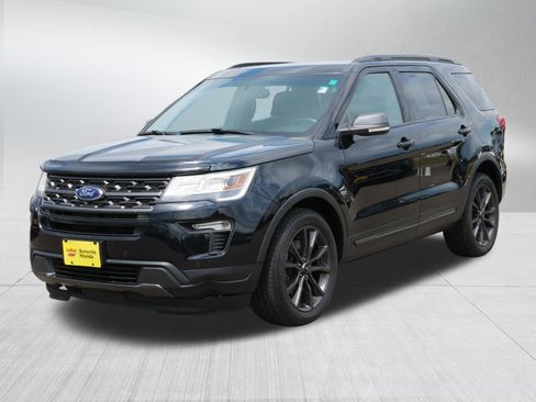 Used 2018 Ford Explorer XLT w/ Equipment Group 202A AWD/4WD image 3