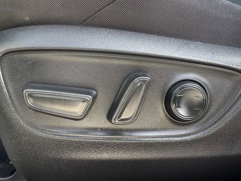 Used 2022 Toyota Venza LE image 24