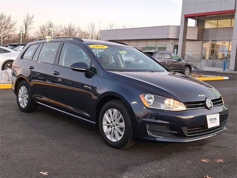Used 2016 Volkswagen Golf S image 2