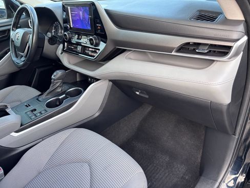 Used 2023 Toyota Highlander LE FWD image 11