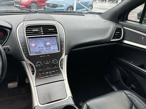 Used 2020 Lincoln Nautilus Standard w/ Equipment Group 101A image 20