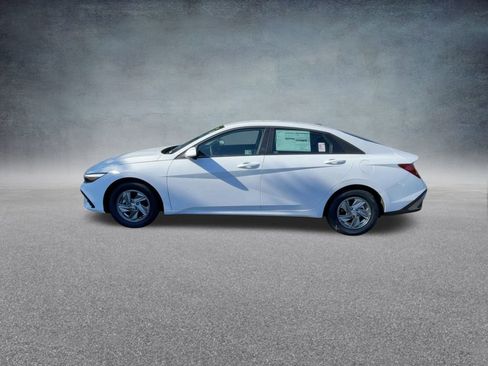 Certified 2025 Hyundai Elantra SE image 13