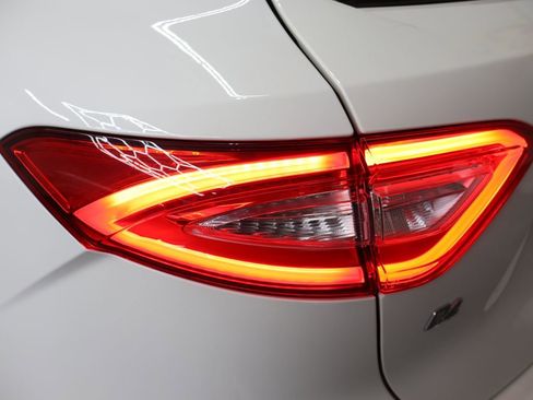 Used 2020 Maserati Levante AWD/4WD image 27