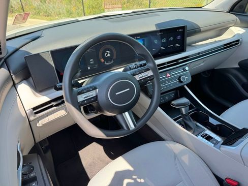 Used 2025 Hyundai Tucson SE image 15