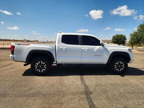 Used 2019 Toyota Tacoma TRD Off-Road AWD/4WD image 4