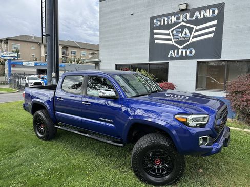 Used 2022 Toyota Tacoma Limited AWD/4WD image 2