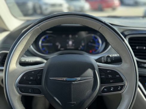Used 2017 Chrysler Pacifica Platinum FWD image 14