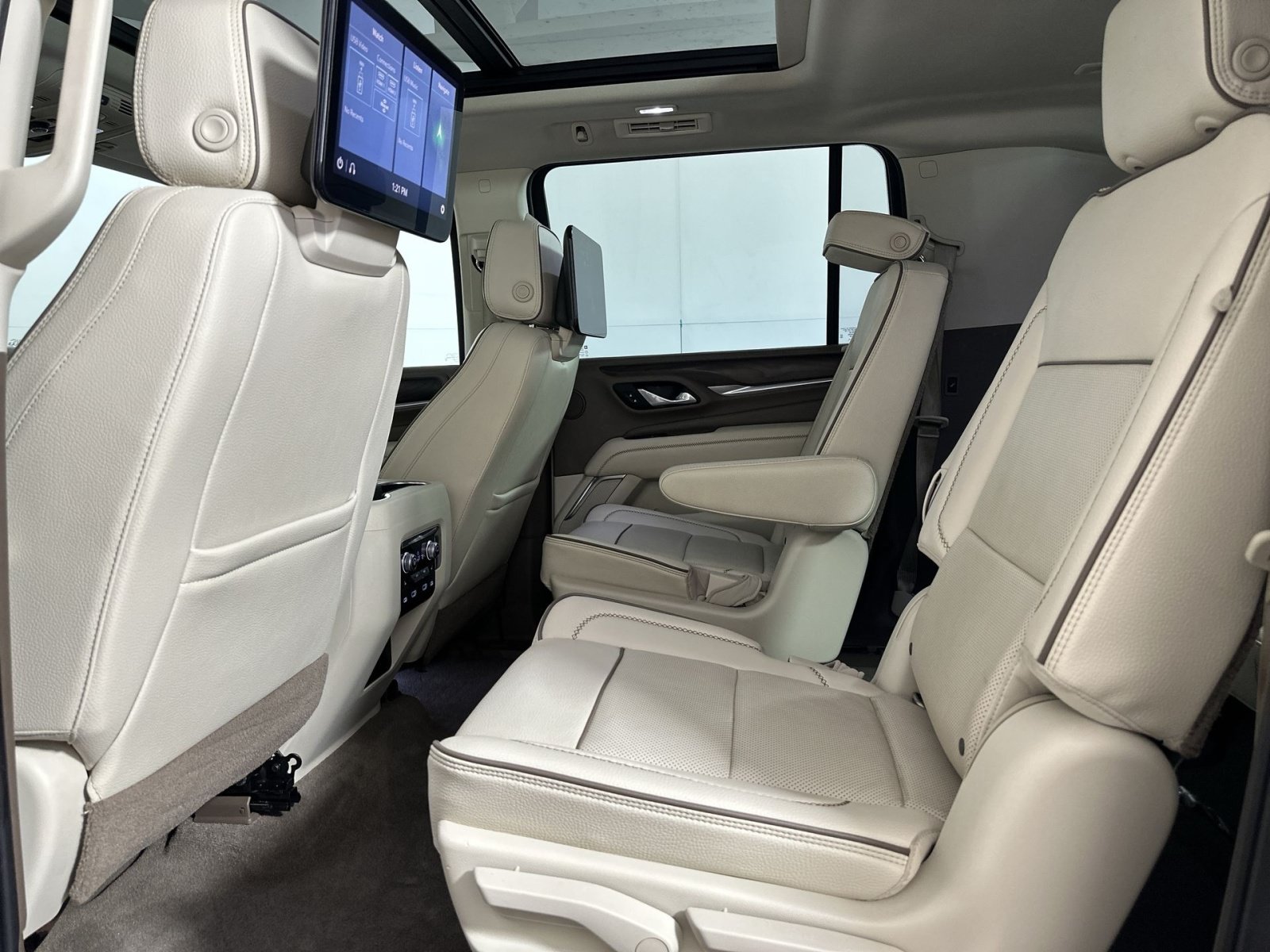 Used 2021 GMC Yukon XL Denali w/ Denali Premium Package AWD/4WD image 25