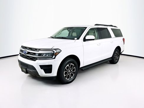 Used 2024 Ford Expedition Max XLT image 3