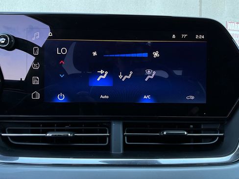 Used 2025 Chevrolet Trax LT image 28