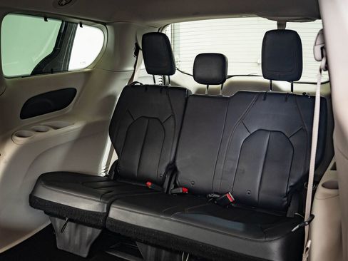 Used 2019 Chrysler Pacifica Touring-L image 31