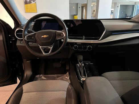 Used 2025 Chevrolet Trax LT w/ LT Convenience Package image 30