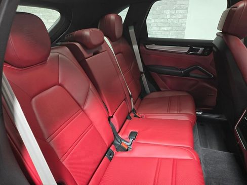 Used 2022 Porsche Cayenne Platinum Edition image 46