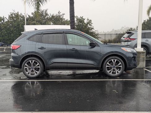 Used 2022 Ford Escape SE w/ SE Sport Appearance Package image 2