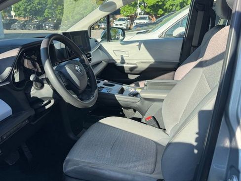 Used 2025 Toyota Sienna LE FWD image 24