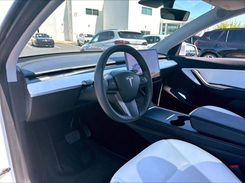 Used 2021 Tesla Model Y Long Range AWD/4WD image 17