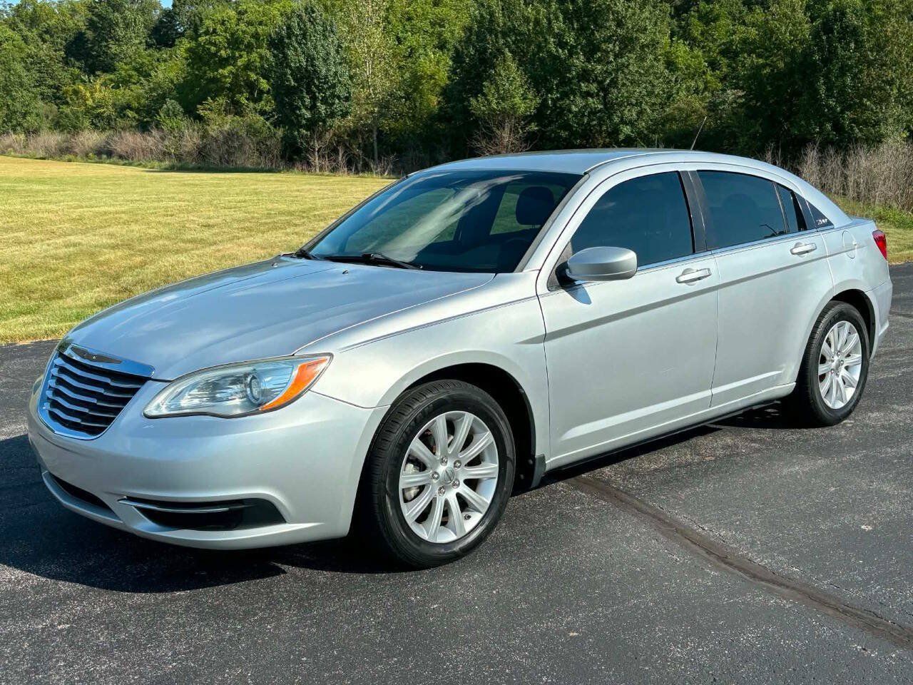 Used 2011 Chrysler 200 Touring FWD image 1