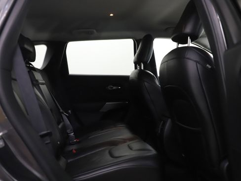 Used 2019 Jeep Cherokee Limited image 12