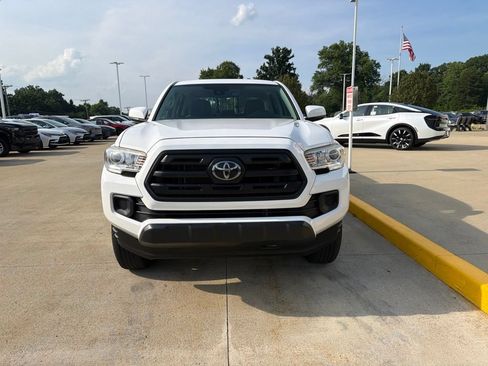 Used 2018 Toyota Tacoma SR w/ SR Convenience Package AWD/4WD image 2