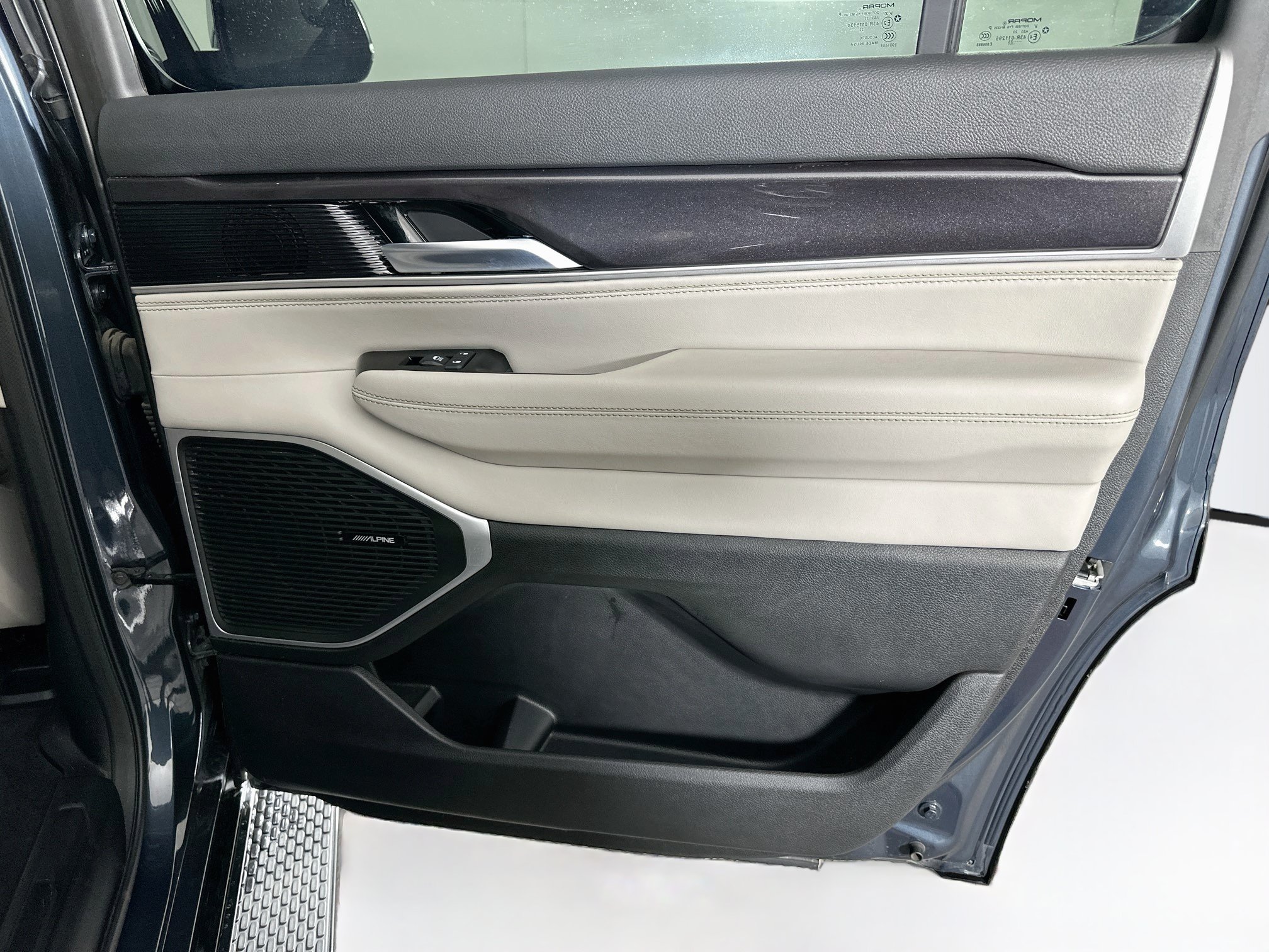 Used 2023 Jeep Wagoneer 4WD image 32