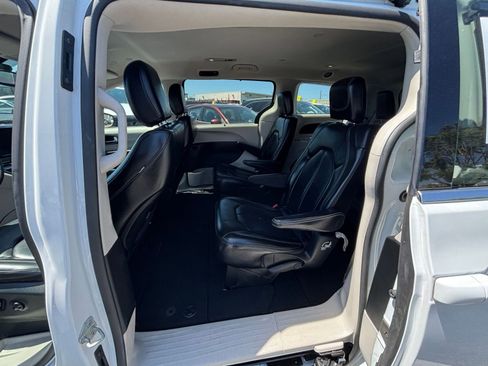 Used 2023 Chrysler Pacifica Touring-L FWD image 27
