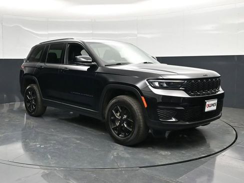 Used 2025 Jeep Grand Cherokee Altitude AWD/4WD image 1