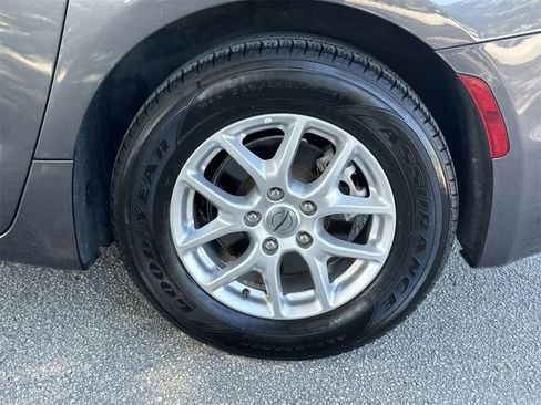 Used 2023 Chrysler Pacifica Touring-L image 11