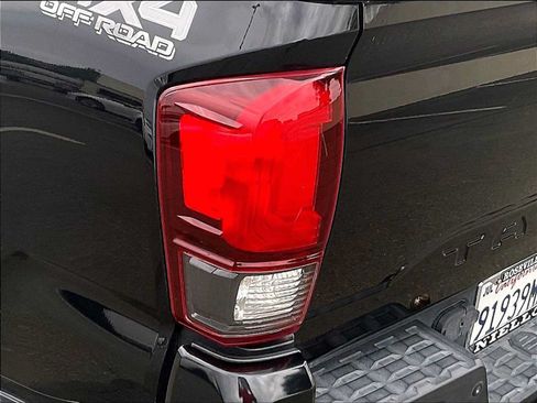 Used 2018 Toyota Tacoma TRD Off-Road w/ Technology Package AWD/4WD image 31