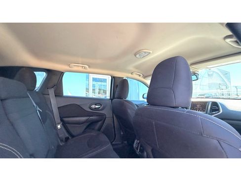 Used 2015 Jeep Cherokee Latitude AWD/4WD image 14