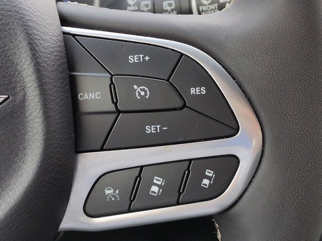 Certified 2025 Chrysler Pacifica Select FWD image 26