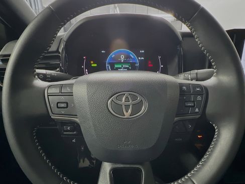 Used 2025 Toyota Camry SE image 18
