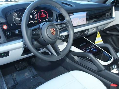 New 2026 Porsche Cayenne Base image 4
