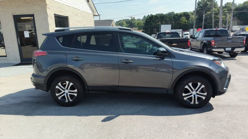 Used 2018 Toyota RAV4 LE FWD image 6