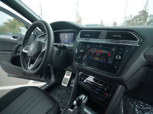 Used 2023 Volkswagen Tiguan SE R-Line image 32