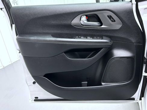 Used 2025 Chrysler Pacifica Select FWD image 9