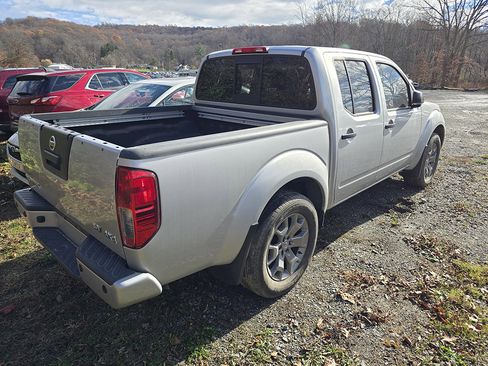 Used 2021 Nissan Frontier SV image 3