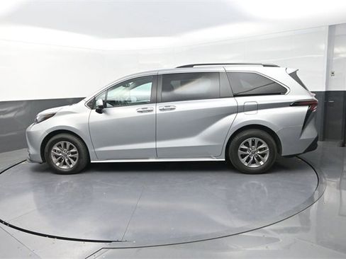 Used 2023 Toyota Sienna XLE image 4