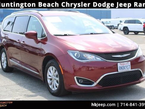 Used 2018 Chrysler Pacifica Touring-L FWD image 1