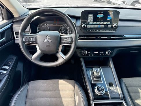 Used 2023 Mitsubishi Outlander SE image 25
