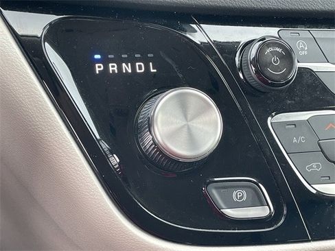 Used 2024 Chrysler Pacifica Touring-L image 20