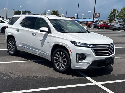 Used 2023 Chevrolet Traverse Premier FWD image 38