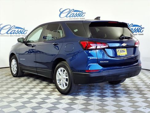 Used 2022 Chevrolet Equinox LS w/ LS Convenience Package image 2