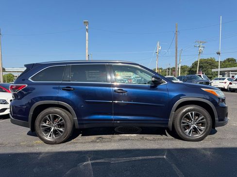 Used 2016 Toyota Highlander XLE w/ Protection Package #3 AWD/4WD image 4
