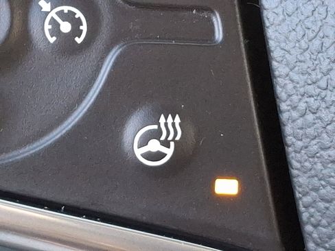 Used 2022 Chevrolet Traverse LT image 25