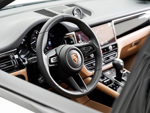 Used 2025 Porsche Macan image 9