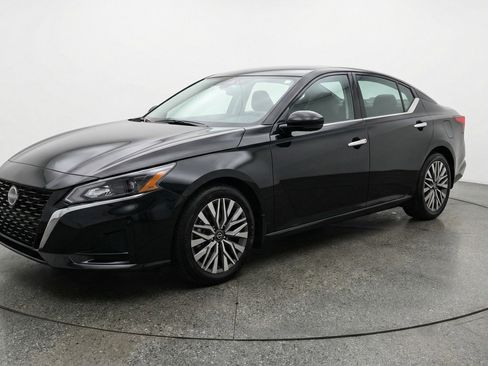 Used 2025 Nissan Altima 2.5 SV FWD image 3