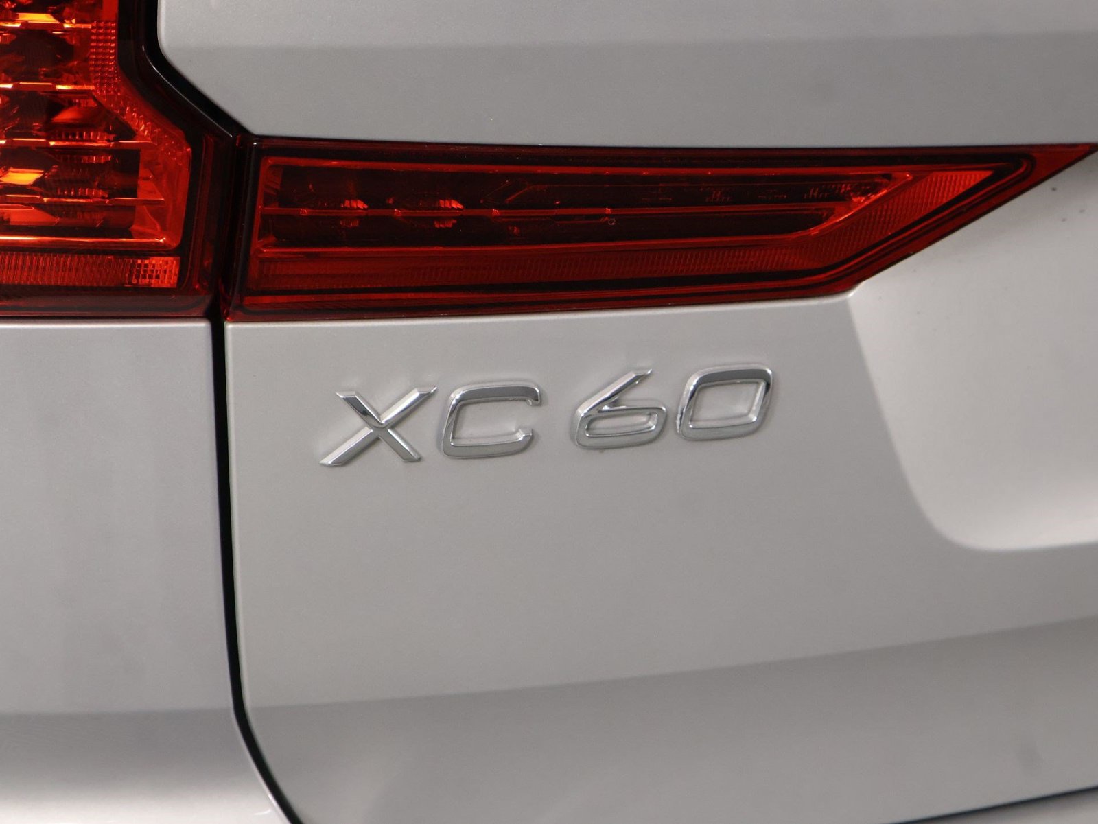 Certified 2023 Volvo XC60 T8 Plus AWD/4WD image 19