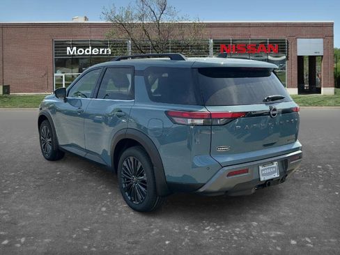 New 2026 Nissan Pathfinder SL image 2