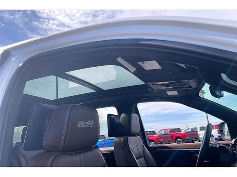 Used 2025 Chevrolet Suburban High Country image 24